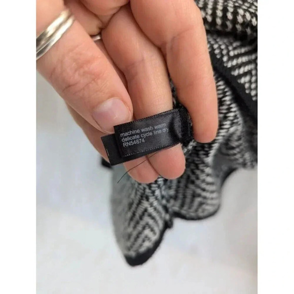 The Limited Black And White Chevron Pullover sweater women's size small SW3 - Picture 3 of 9